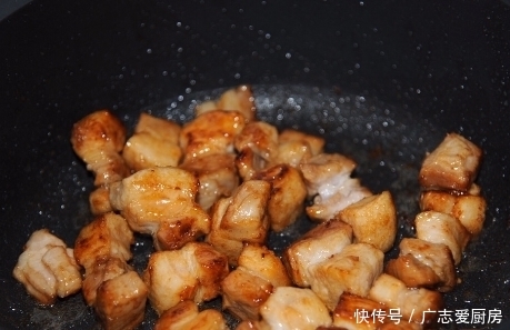 做红烧肉，别加水炖煮了，用上1个技巧，红烧肉香嫩多汁，还不腻