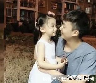 哥哥|自从有了二胎妹妹后，相差15岁的哥哥就把她宠成了小公主，羡慕