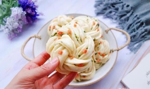 花生油|早起10分钟，做2笼小花卷，咸香柔软，搞定全家早餐主食
