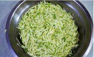 西葫芦别再炒着吃了,做成馅饼更营养,好吃还不贵,简单又易做!