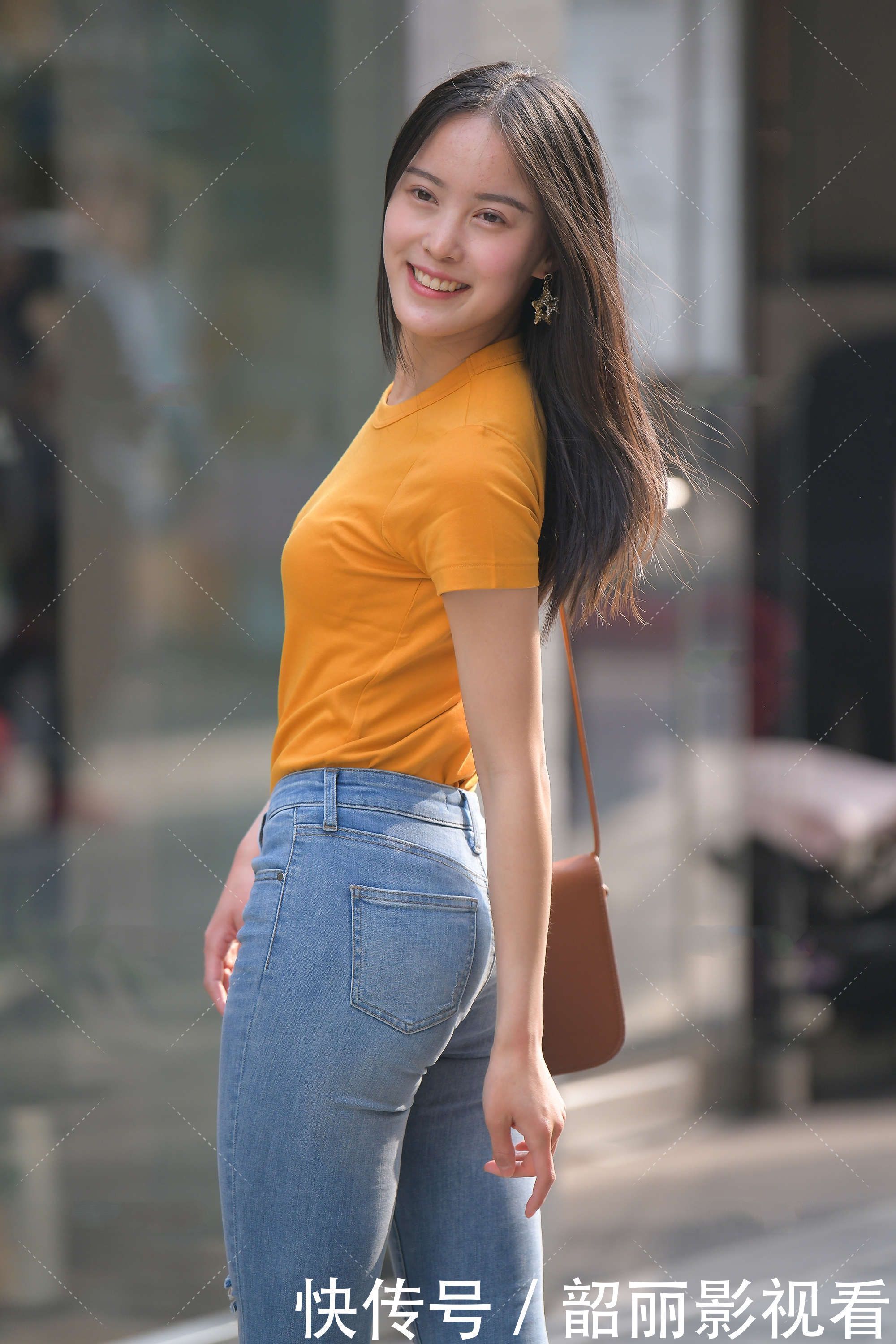 小姐姐 活力满满橙色T恤,搭配浅蓝牛仔裤,营造纯真青春感