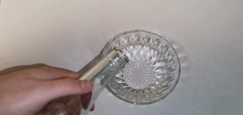 晨曦|生根剂不用买,水里撒点它,多蔫的枝条,插个根就能活