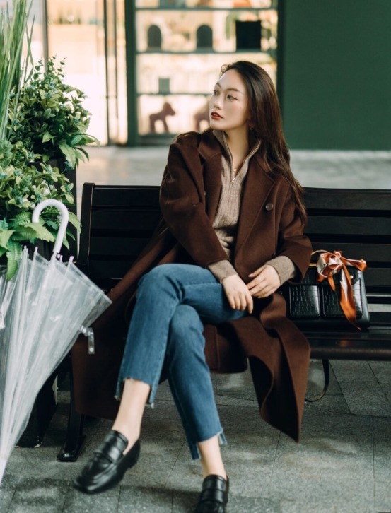 酒红色|大衣穿不出气场?原因不是身高而是搭配,看完这几套搭配你就明白