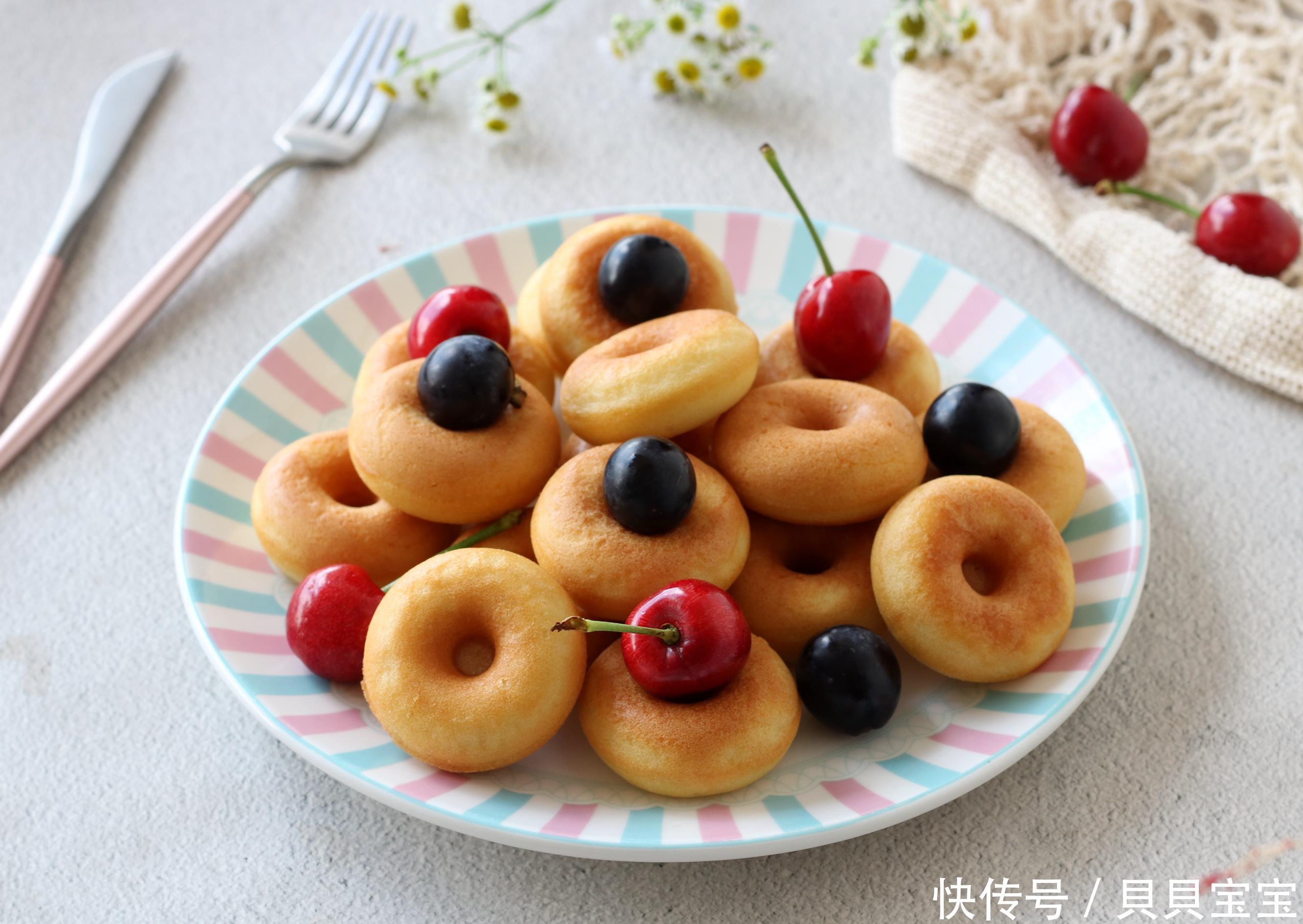 龙宝|孩子迷上这蛋糕，不加牛奶不加水，无需打发免烤箱，蓬松又香软