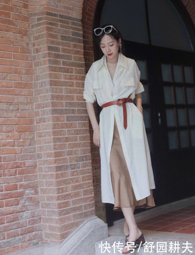 连衣裙过时了，今春流行“衬衫裙”，显瘦又不用想搭配，真时髦