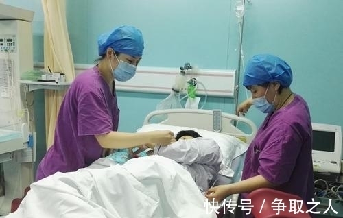 孝顺|男孩陪46岁孕妈待产,被医生称赞孝顺,孕妈:他是孩子的爸爸