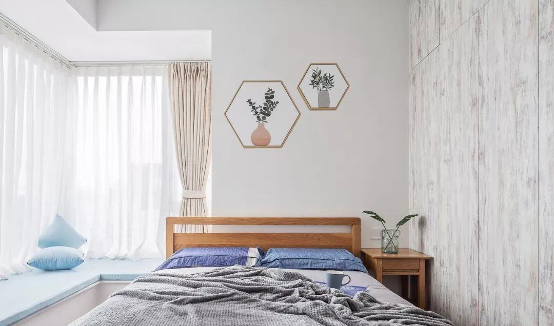 床头柜|卧室太小放不下床头柜?学学人家这样设计,比床头柜还实用!