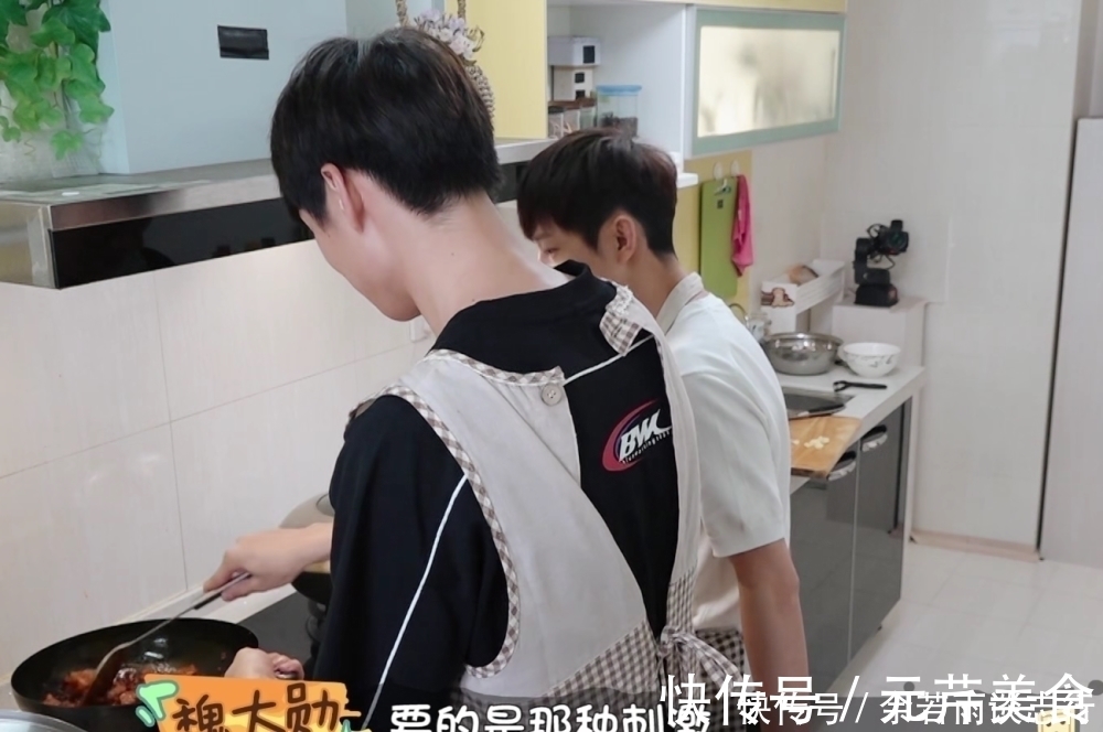 魏大勛一把將調(diào)料倒進(jìn)鍋中，誰注意他接下來舉動何炅要哭了