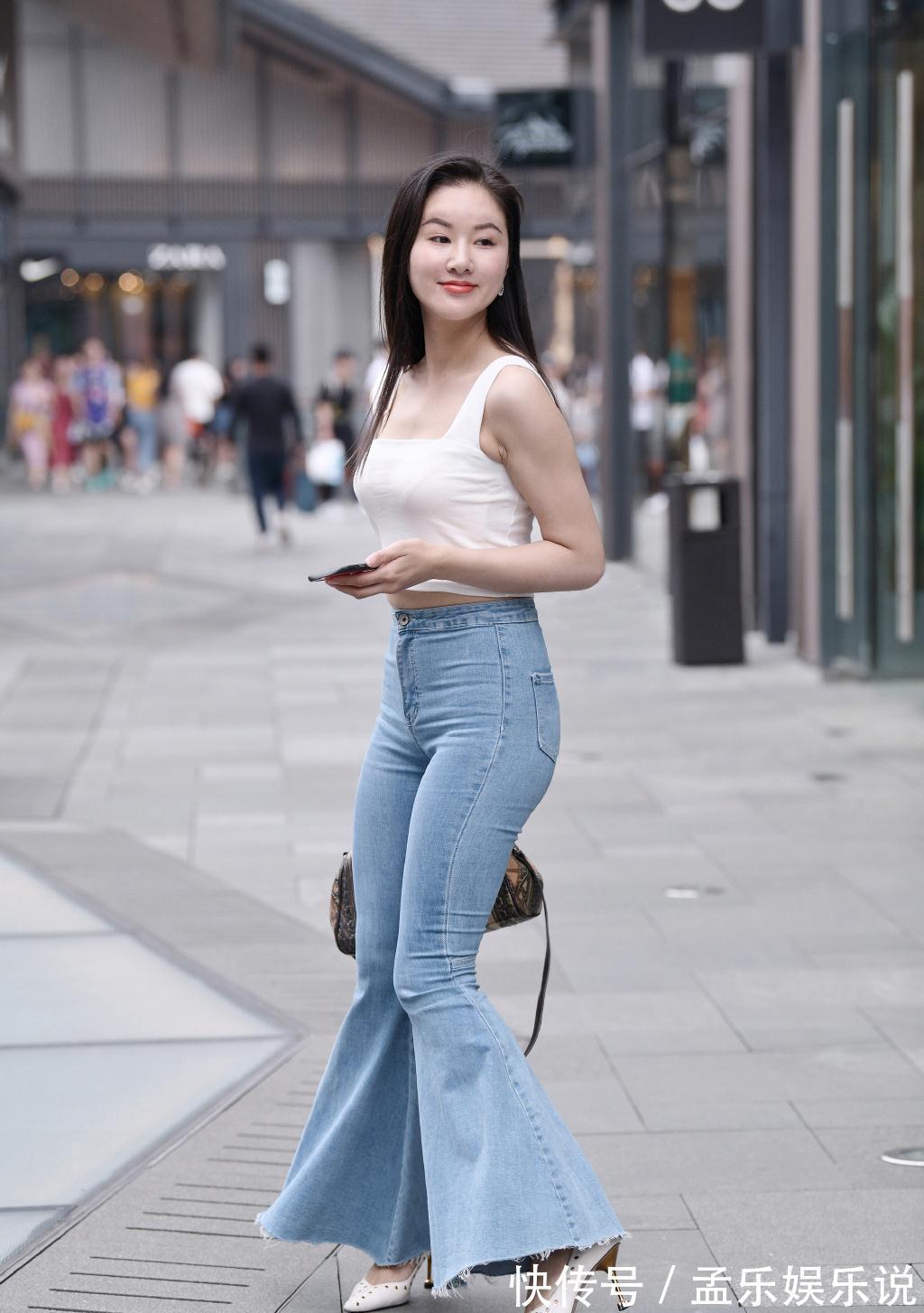肤色|时髦又拉风的牛仔喇叭裤,穿出了夏日的美,洋溢着个性的魅力