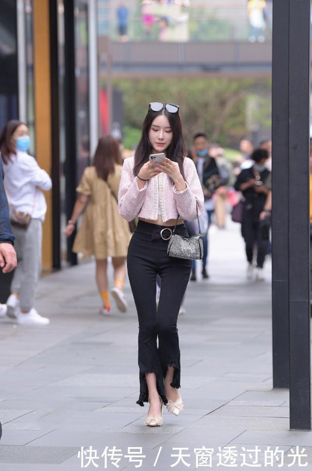 厉害了,喇叭裤“反”着穿竟一点都不丑,这气质不服不行!