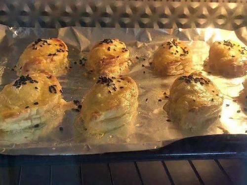  蛋挞皮对折，两面都酥脆，一口超香甜