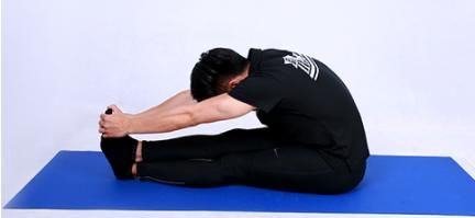 俯卧撑|男性过了45岁后，还能完成这3个动作，说明身体素质还不错