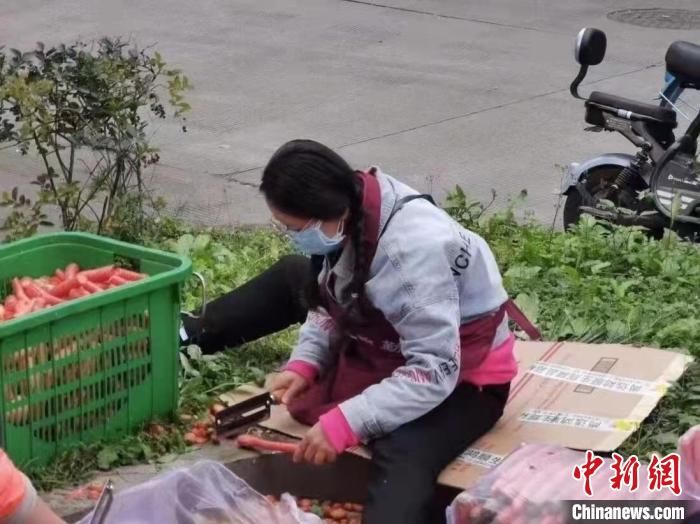 高校教授、博导组成的“疫下帮厨天团”