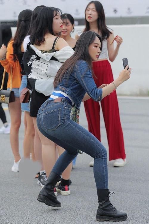 路人街拍高挑身材的牛仔风美女,紧身裤配马丁靴时髦又显腿长