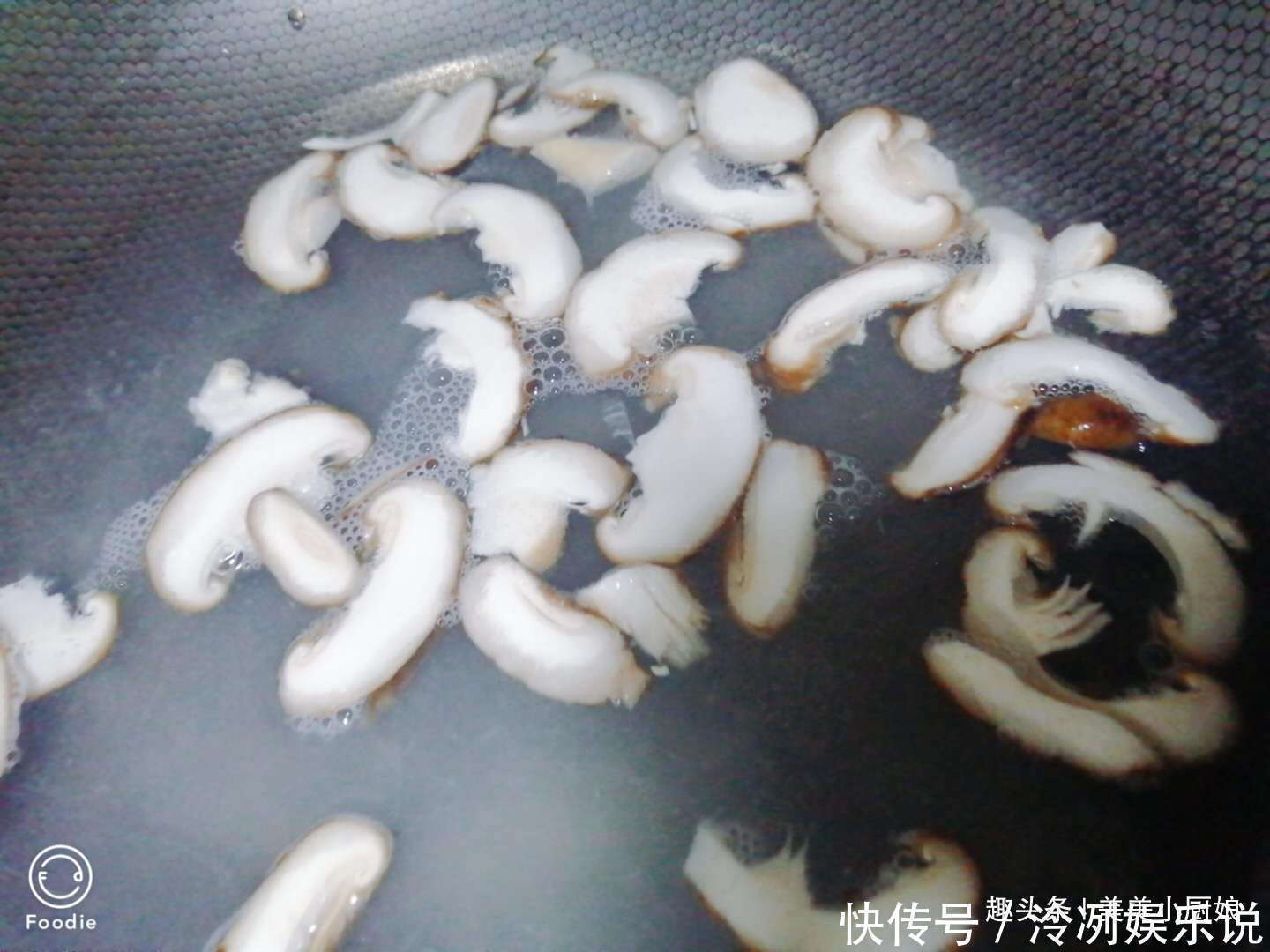 5朵香菇，3两生菜，做出青脆爽口的懒人菜，吃再多都不增肥