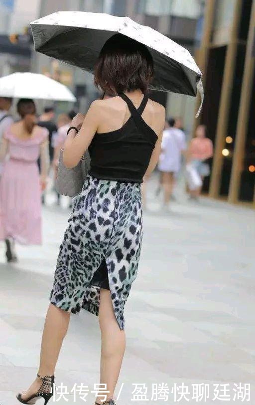 豹纹裙|豹纹裙其实不会过时,像这位小姐姐的穿法,真的太休闲太美了