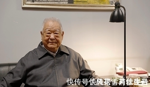 接地气!莫言游母校,90岁恩师送首打油诗,他当场回诗一首,水平高下立判