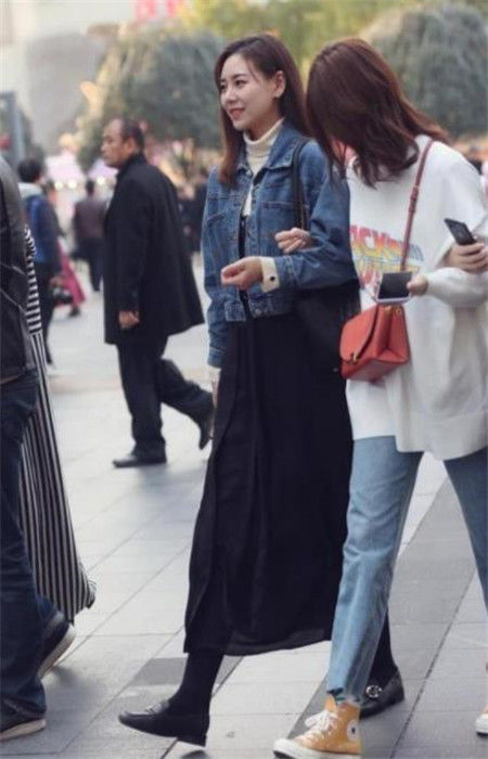 连衣短裙 身材高挑的小姐姐，一条连衣短裙，穿出了女人独有的气质
