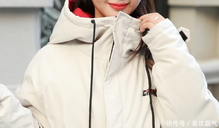 建议大家:羽绒服就买下面这颜色的,保暖还显年轻,几年不过时