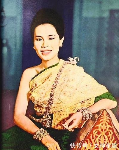 拉玛五世@诗丽吉戴两顶头饰都很壕气了,不曾想她手上还有四个镯子,好震撼!