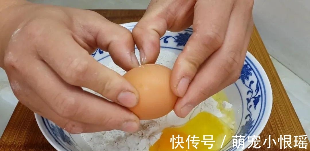 面粉别蒸馒头了,加2个鸡蛋,外皮焦脆不油腻,学会都能摆摊了