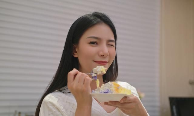 何姿|好幸福!跳水女神31岁生日,奥运冠军丈夫甜蜜亲吻:喝红酒吃烤肉