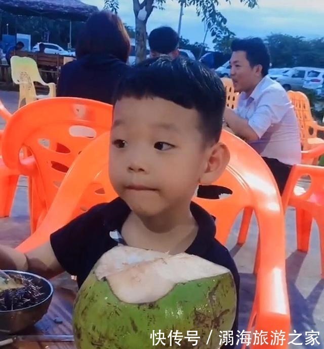 大宝|一家四口旅游,爸爸让两个儿子发表感言,弟弟5个字的总结让爸爸无语