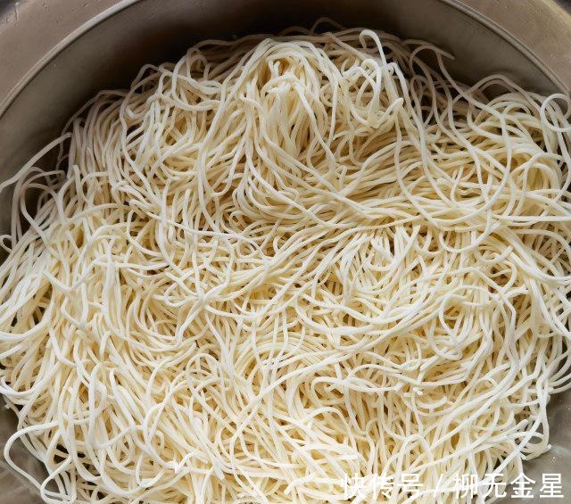 芹菜|芹菜肉丝蒸卤面，肉丝香嫩，芹菜色泽漂亮！