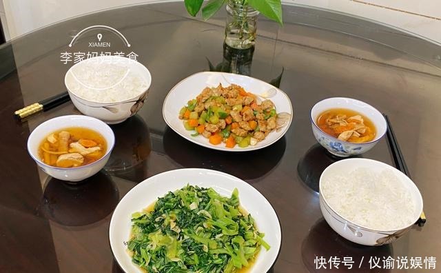 夫妻俩的简易晚餐,2菜1汤花不到30块,网友:简单家常不奢华