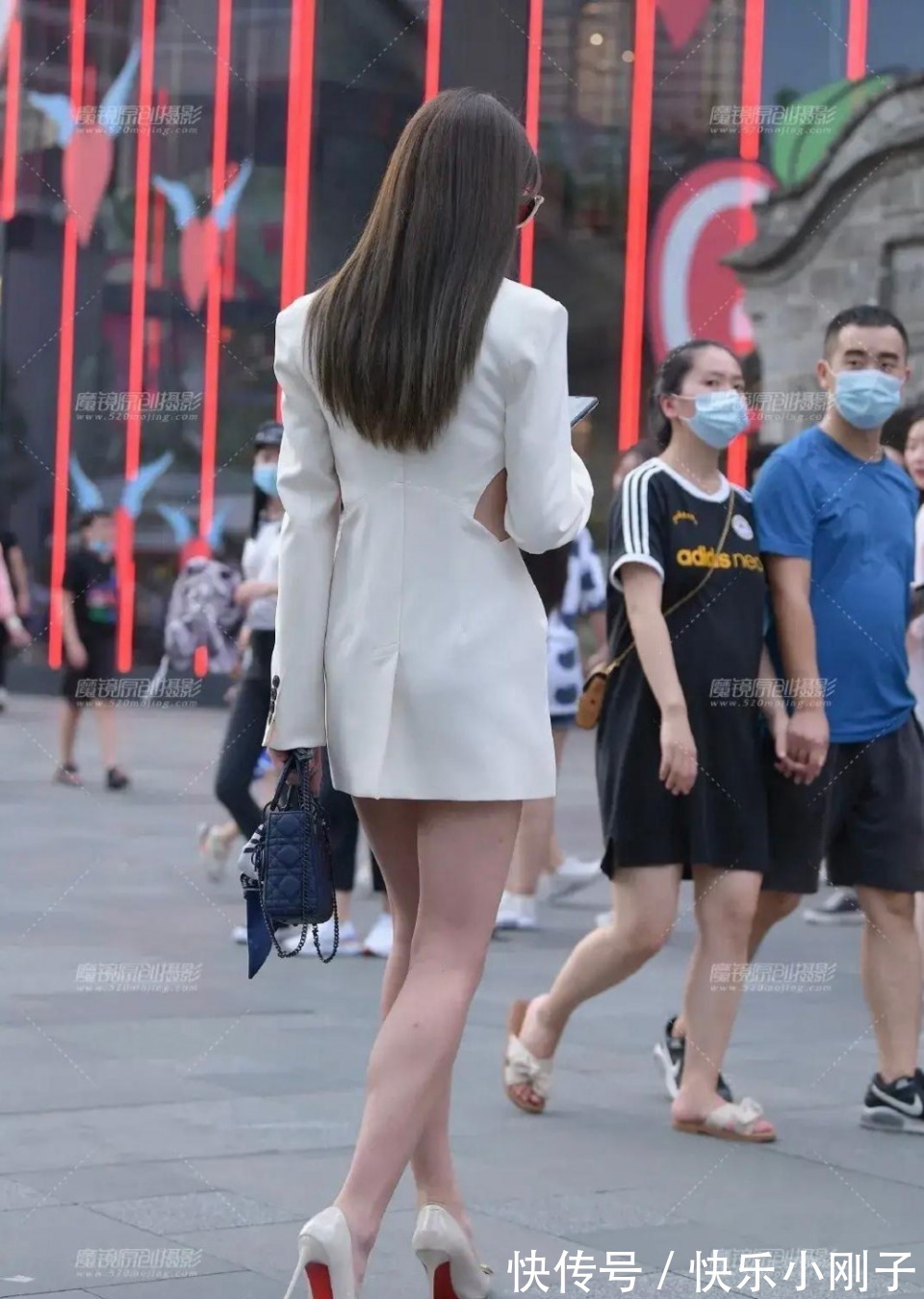 高跟鞋|美女把这套白色西装连衣裙穿出了精髓,非常干练