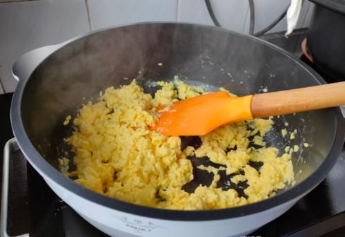 调韭菜鸡蛋馅，调料宜少不宜多，只用2样，翠绿不出水，更鲜美