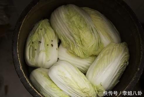 腌酸菜,别只知道加盐,牢记2个要点,坛子不生花,酸菜更酸脆