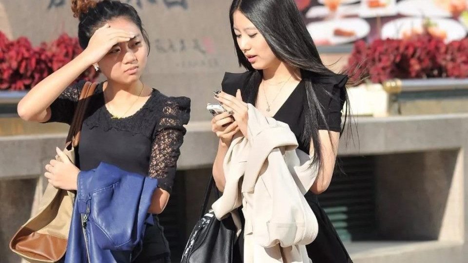 指数 街拍: 长发飘飘的甜美俏丽美女, 黑色丝袜大长腿性感指数倍增!