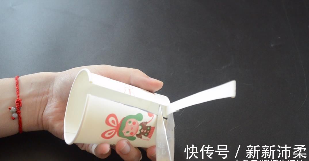 用处|一次性纸杯别扔了, 剪几刀, 粘在卫生间里有大用处, 人人见了都夸好