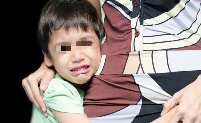 为人父母|6岁男孩因未洗漱睡觉,被妈妈踢死,易怒的父母有多可怕