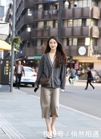 小姐姐|街拍:气质动人的甜美小姐姐,一颦一笑,迷倒众生