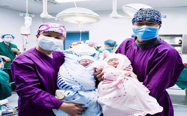 一起长大|宝妈同时生下两个孩子，医生却称不是双胞胎，宝爸瞬间“黑脸”