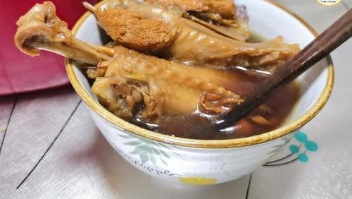 炖鸡汤时，焯水前多加一步，鸡肉更嫩无腥味，鸡汤味更鲜