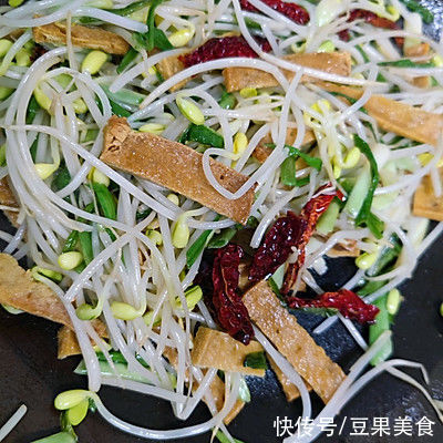 都怪豆芽炒粉条，焖一锅米饭都不够吃