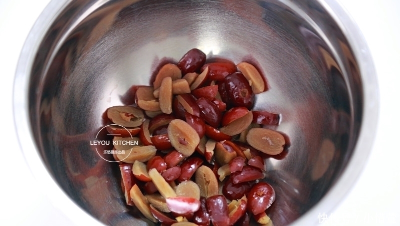 想吃枣糕,用电饭锅就能做,不用打发,不用发酵,拌好面糊就入锅