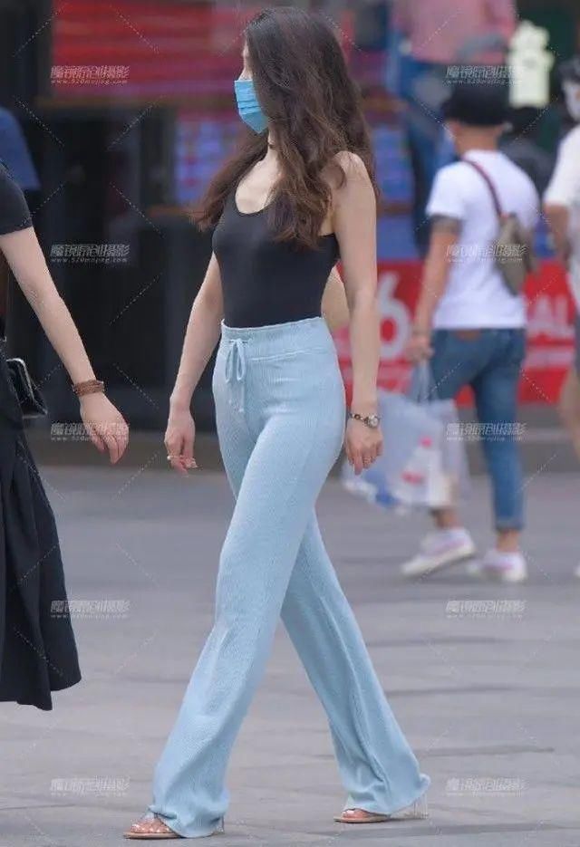 裤子|小姐姐一件吊带背心,走在街上你最酷