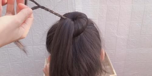 小女孩|小女孩长发这样扎丸子头太好看了,灯笼丸子头