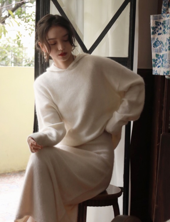 冬天|冬天也要穿的好看精致,试试“针织衫+半身裙”,氛围感觉了!