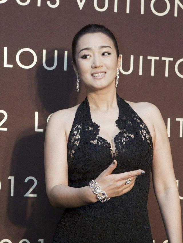 肉感|54岁巩俐胖了更丰满,穿紧身衣现多肉身材,意外勒出赘肉真尴尬