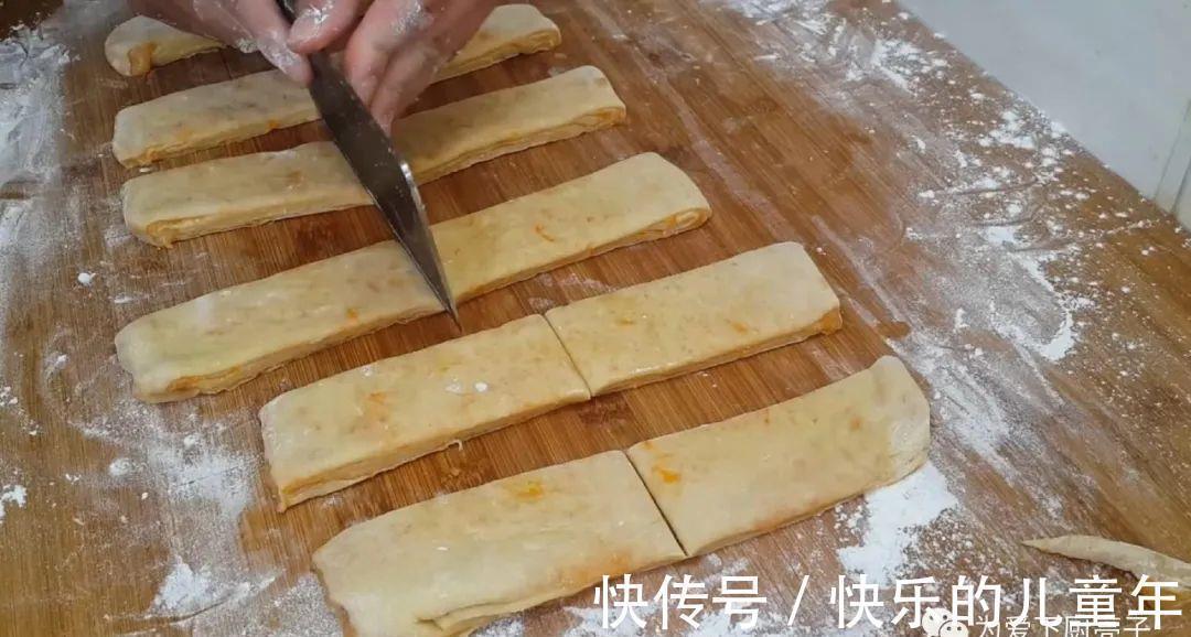 蕉叶不要买着吃了,教你一种新吃法,焦脆香甜,全家老少都抢着吃