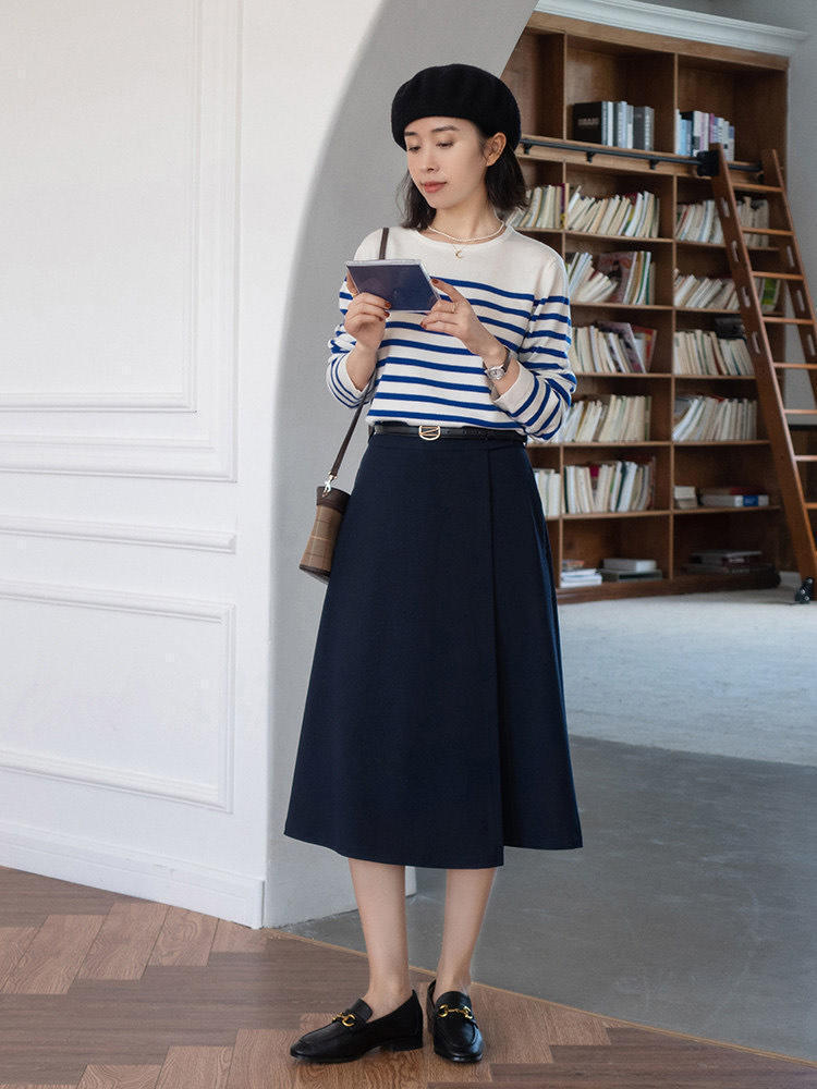 灰色|秋冬,一定要有一件灰色卫衣,搭配牛仔半身裙,简直不要太美