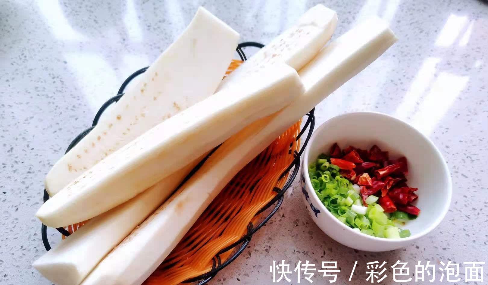 美味|蒸一下撕成条再浇上汁的美味茄子`