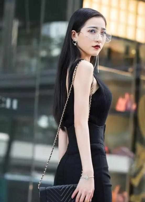 街拍:时髦大方的时尚美女,蓝色牛仔装的搭配潇洒又气派