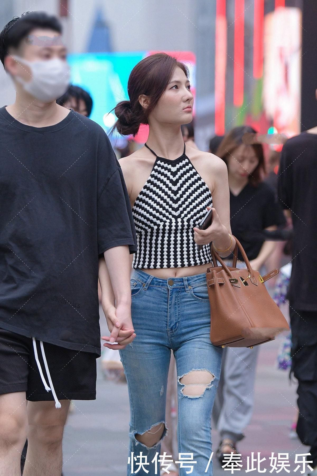 小姐姐穿淡紫色的吊带裙，看起来青春感十足，而且也很甜美