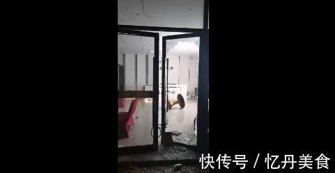 开发商|楼盘刚售罄,售楼处当场被砸连夜排队的众人怒了还有这种操作